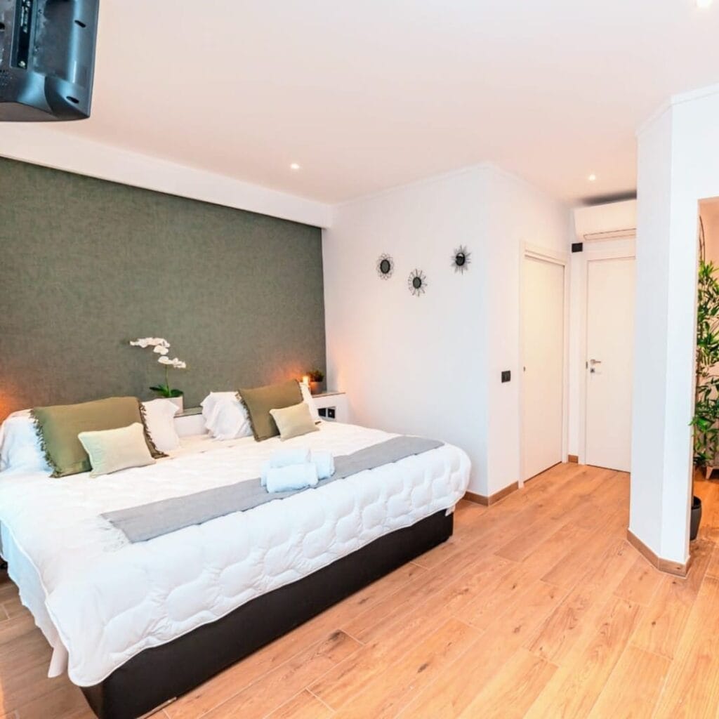 Dettaglio di una camera a Roma con panoramica sulla camera da letto e ingresso