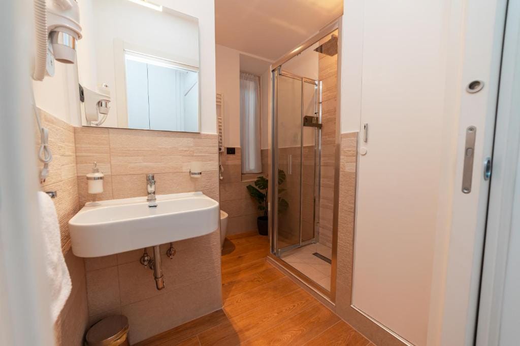 Dettaglio di una camera a Roma con panoramica sul bagno (lavandino, bidet e doccia)