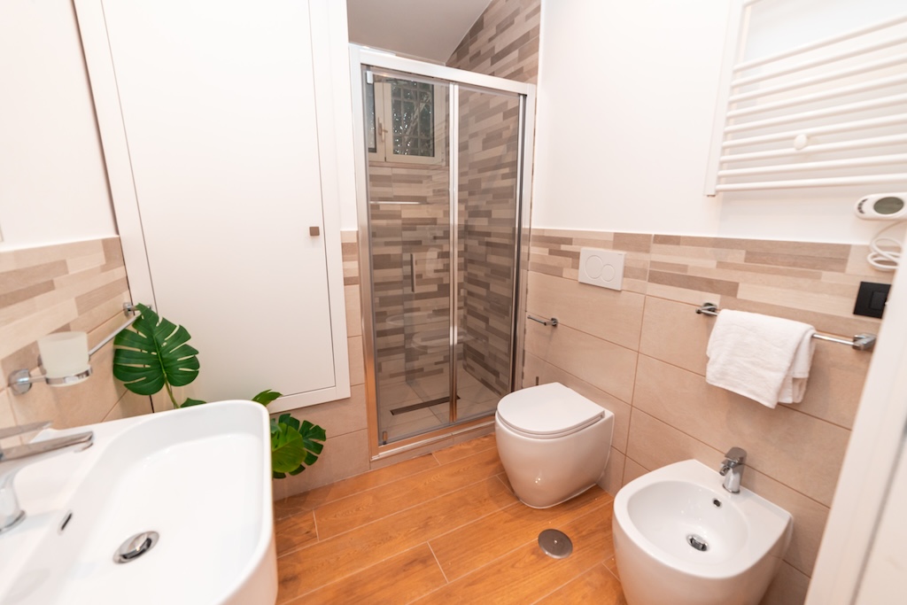 Dettaglio di una camera a Roma con panoramica sul bagno (lavandino, wc, bidet e doccia)