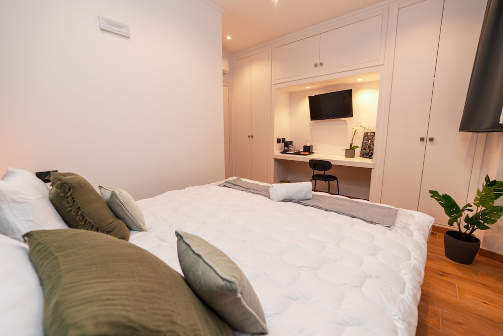 Dettaglio di una camera a Roma con panoramica sul letto matrimoniale e scrivania