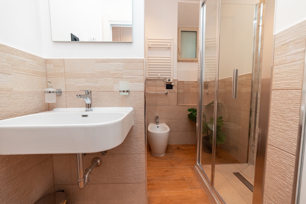Dettaglio di una camera a Roma con panoramica sul bagno (lavandino, bidet e doccia)