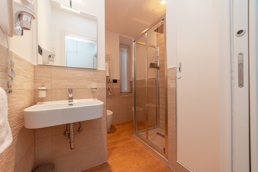 Dettaglio di una camera a Roma con panoramica sul bagno (lavandino, bidet e doccia)