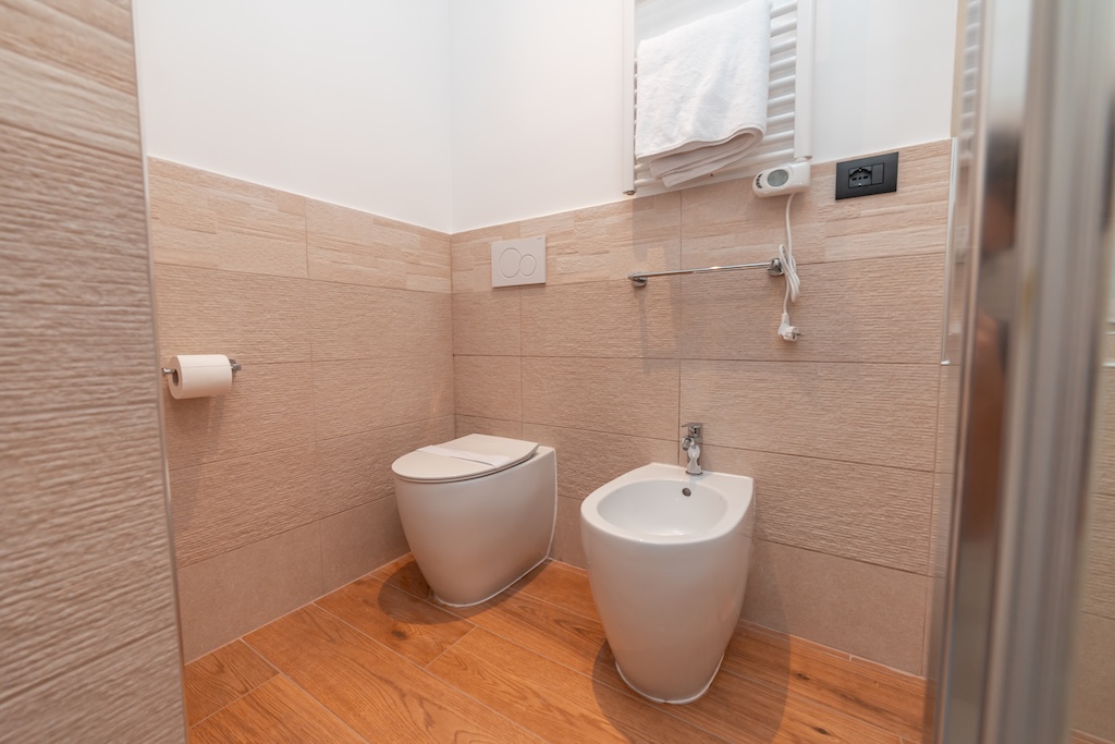 Dettaglio di una camera a Roma con panoramica sul bagno (bidet e wc)