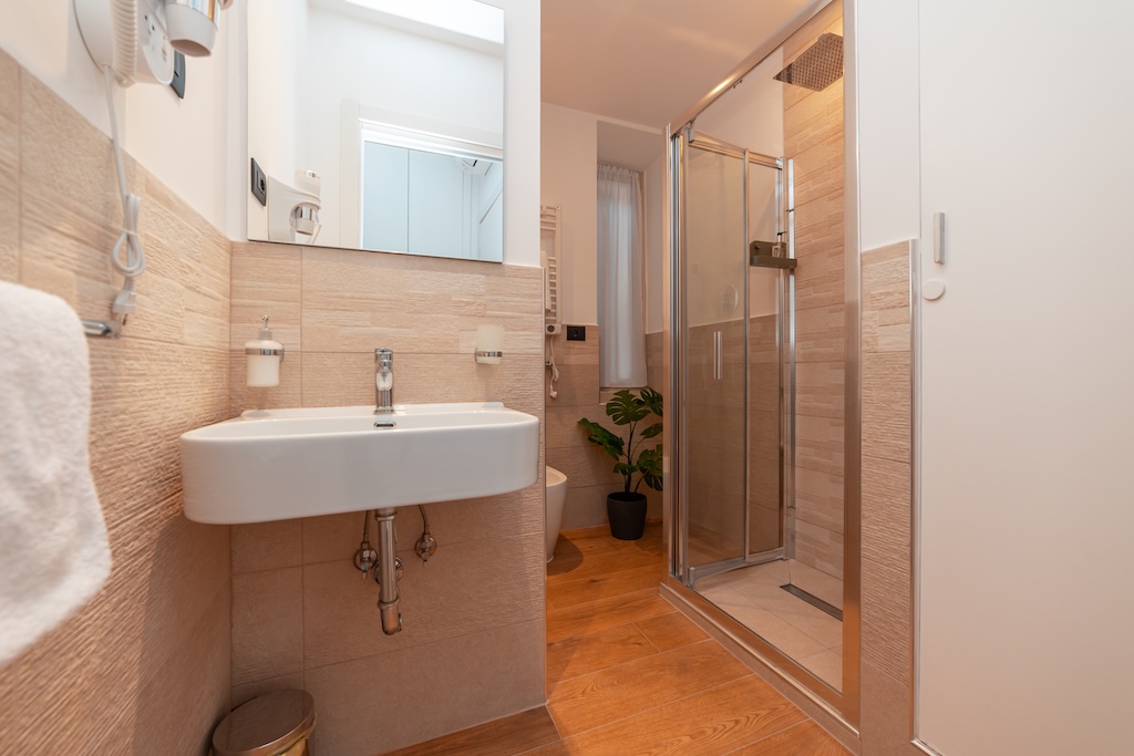 Dettaglio di una camera a Roma con panoramica sul bagno (lavandino, bidet e doccia)