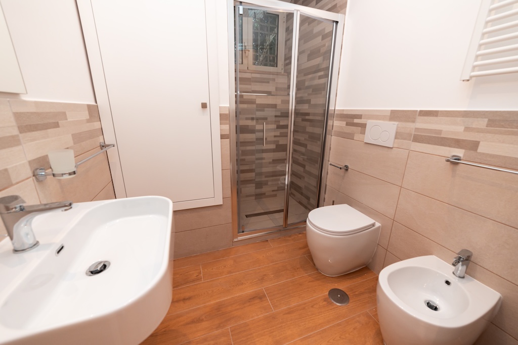 Dettaglio di una camera a Roma con panoramica sul bagno (lavandino, wc, bidet e doccia)