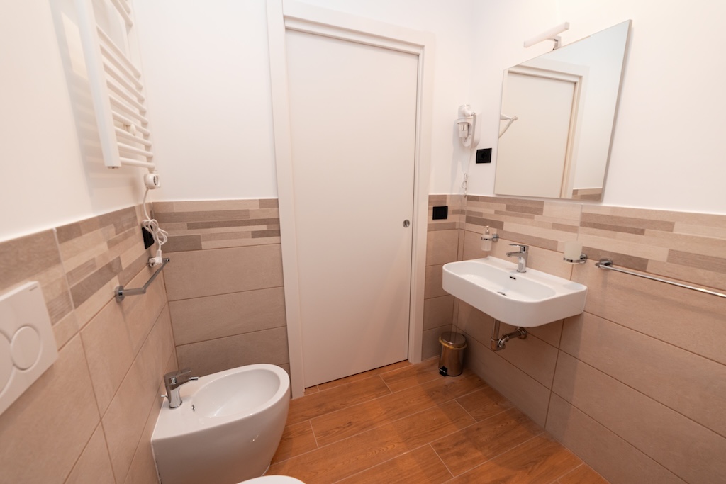 Dettaglio di una camera a Roma con panoramica sul bagno (lavandino e bidet)