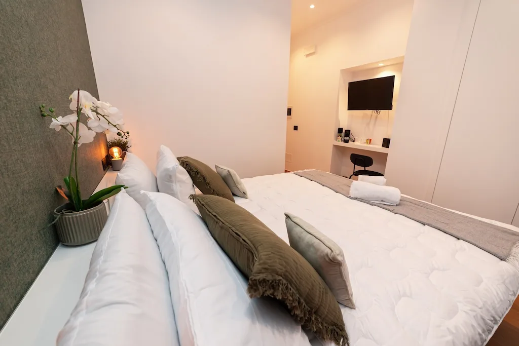 Dettaglio di una camera a Roma con panoramica sul letto matrimoniale e scrivania