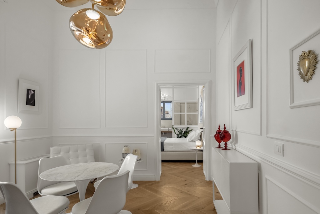 Panoramica dell'elegante suite Laura con soggiorno, camera da letto e bagno