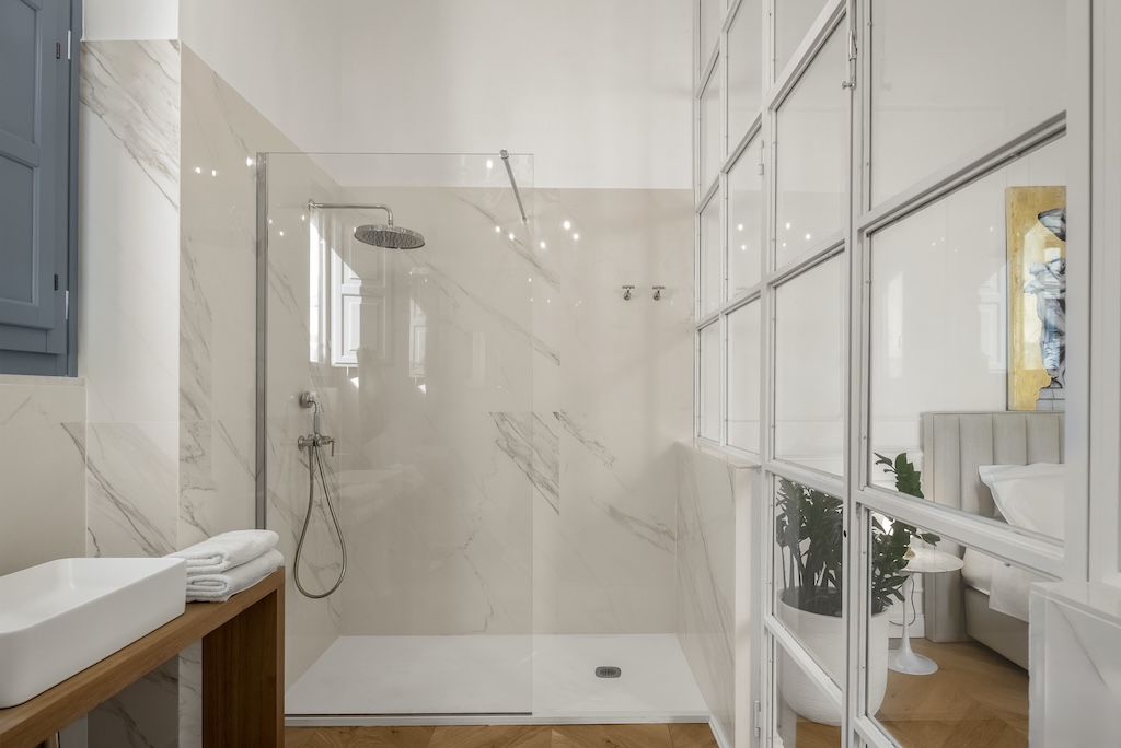Dettaglio del bagno della suite Laura con doccia e lavandino