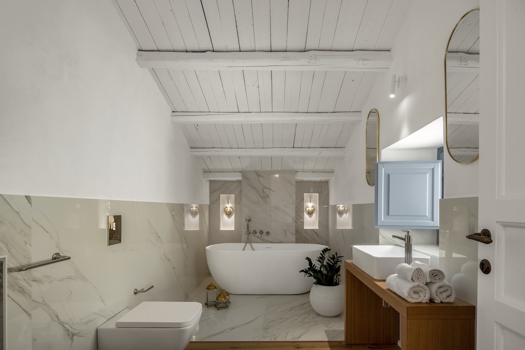 Panoramica del bagno della suite Carla (vasca, lavandino e wc)